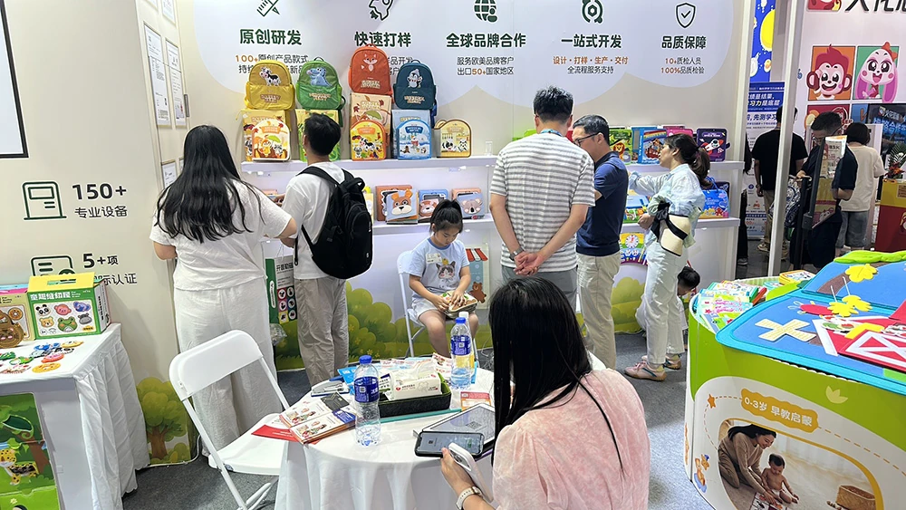 zoe felt team discussing felt products with visitors at cbme 2026