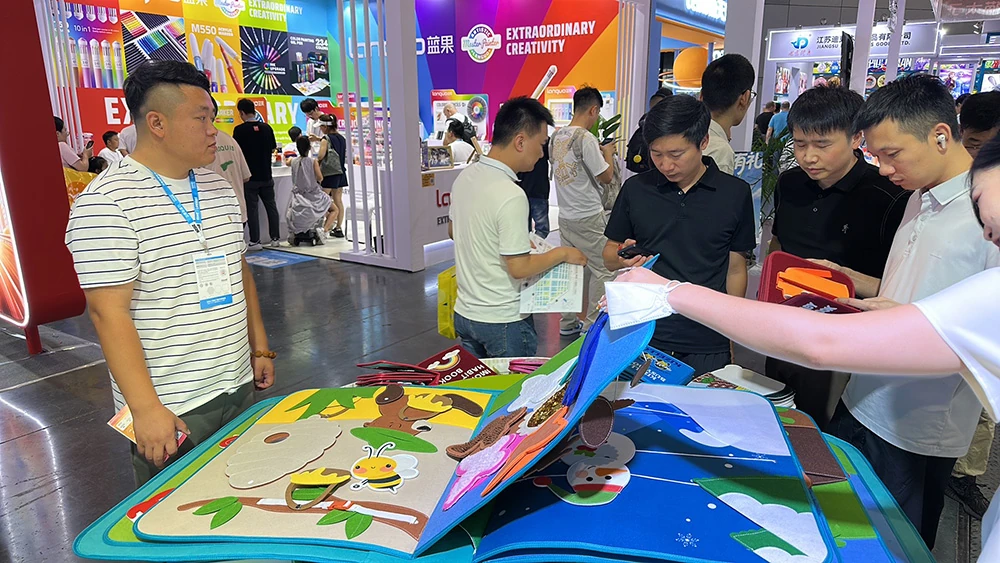 zoe felt team showcasing products to visitors at cbme 2026